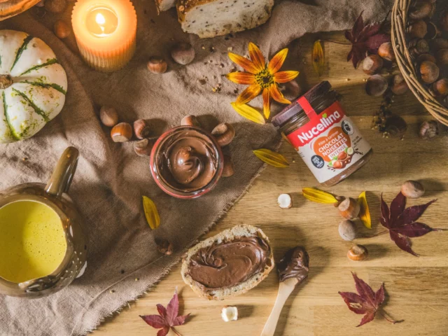 🍂 L’automne est là… et il s’invite même à notre petit-déjeuner. 🍞✨
Les feuilles tombent, les jours raccourcissent, le ciel se couvre parfois... mais rien ne remplace ce petit moment chaleureux où l’on tartine du bonheur sur une bonne tranche de pain. 🌰💛
🍫 Nucellina, notre pâte à tartiner chocolat-noisettes intense, réchauffe les cœurs et les papilles quand les températures baissent. Une cuillère suffit pour retrouver le sourire et savourer la saison.
🎃 Entourez-vous des belles couleurs d’automne, allumez une bougie, ouvrez le pot… et laissez la magie opérer.
➡️ Et vous, c’est quoi votre moment cocooning préféré avec Nucellina ? Dites-le-nous en commentaire ! 👇
#Nucellina #AutomneGourmand #MomentChaudoudou #PâteÀTartiner #ChocolatNoisettes #FallVibes #ComfortFood #PetitDéjeunerChaleur
