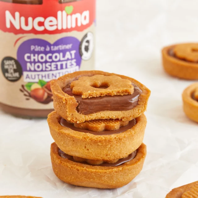 ✨ Le biscuit préféré de la fille de #clelia_13_ … version maison avec Nucellina !
Quand Clelia décide de revisiter les biscuits du commerce que sa fille adore… ça donne une recette craquante et ultra gourmande ! 😍
🥧 Une pâte sucrée à la noisette,
🍫 Un cœur fondant à la pâte à tartiner @nucellina Authentique,
❤️ Et beaucoup d’amour dans chaque bouchée !
📝 La recette simplifiée (merci Clélia 🙌) : nucellina.fr

#nucellina #fabriqueeencorse #goutermaison #pateatartiner #biscuitgourmand #recettefacile #faitmaison #sanshuiledepalme #clelia_13_